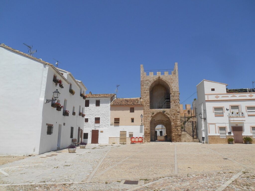 Buñol: La Tomatina, the Inhabited Castle and the Water Route