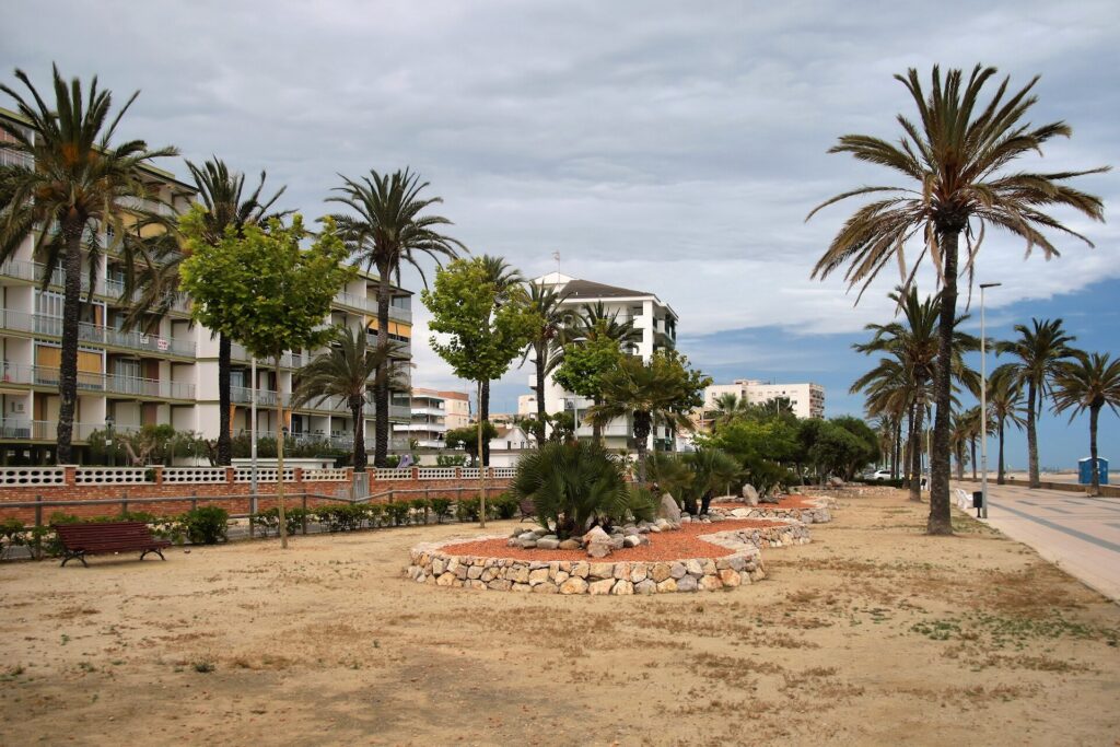 Cunit: Breakwater Beaches, a 2.7 km Promenade and the R2 Sud Train