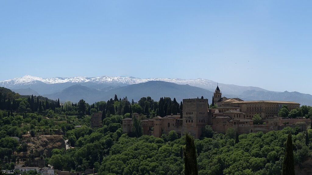 Granada: Alhambra Slots, Albaicín Views and Tapas With Your Drink