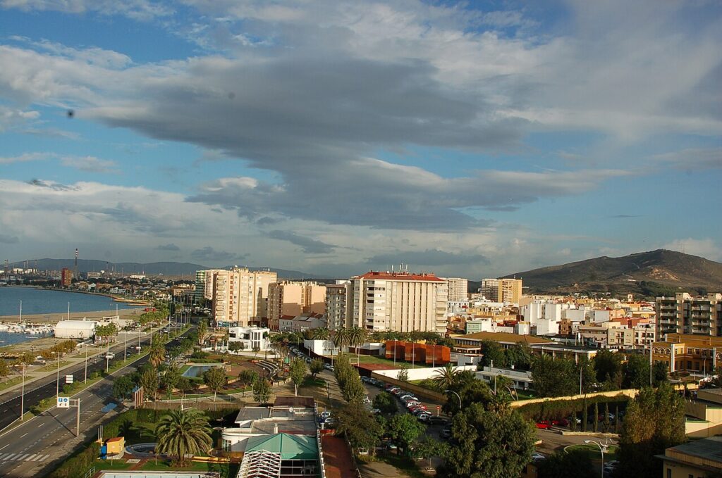 La Línea de la Concepción: Gibraltar border, city beaches and fort ruins