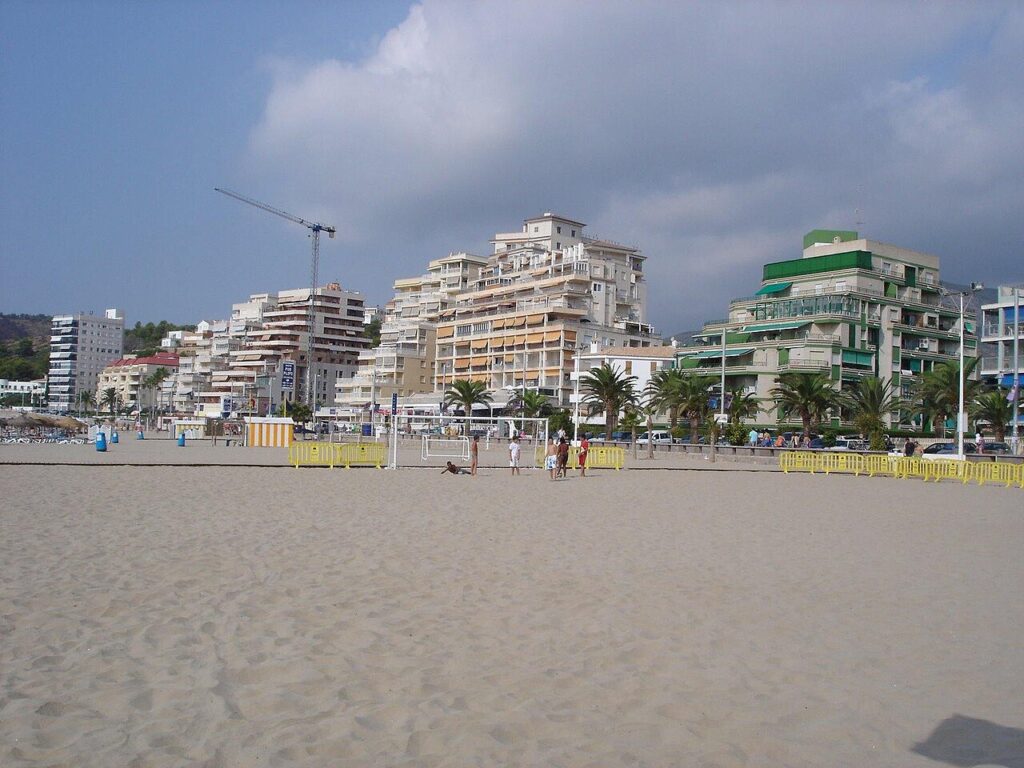 Oropesa del Mar: Beaches up to 2 km, a Hill Castle and the Vía Verde