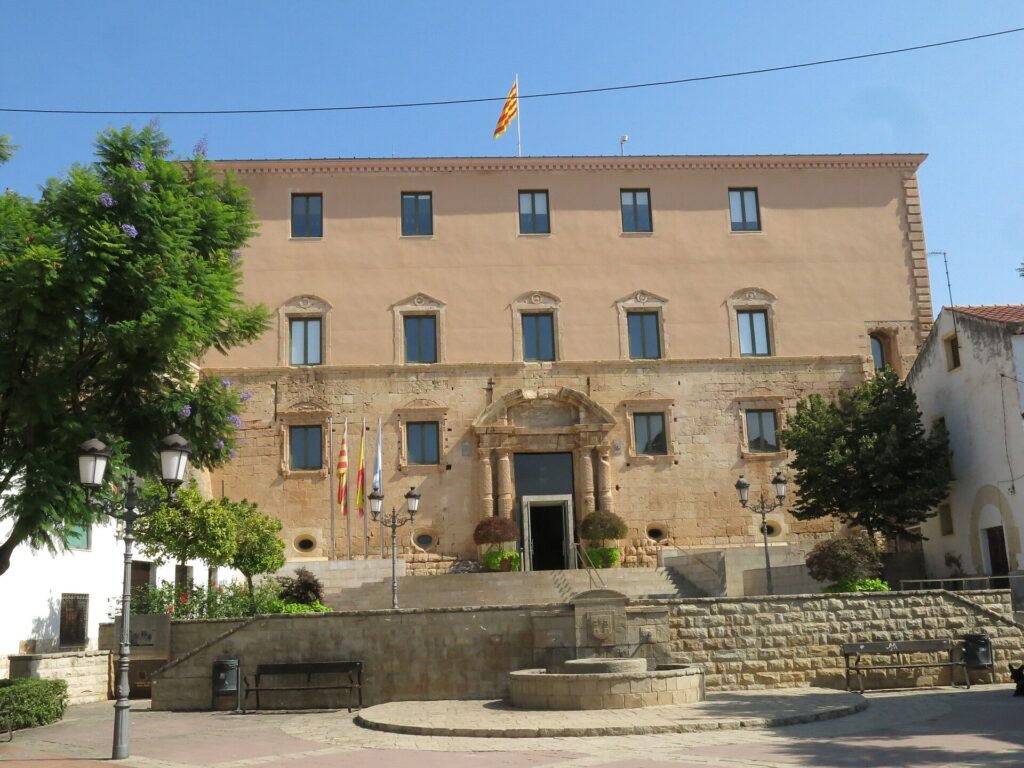 Torredembarra: Dune Beaches, a 58 m Lighthouse and Rail Links