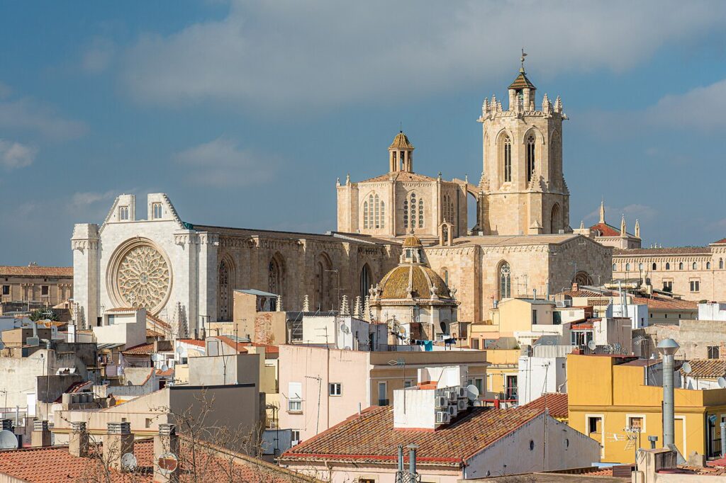 Tarragona: Roman amphitheatre, old town and city beaches