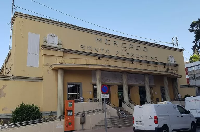 The yellow façade of the Santa Florentina market hall in Cartagena
